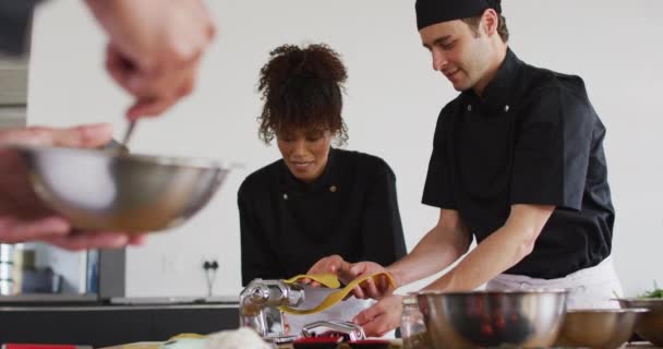 Разнообразная Группа Поваров Готовит Блюда Улыбается Кухне Работой Профессиональной Кухне — стоковое видео