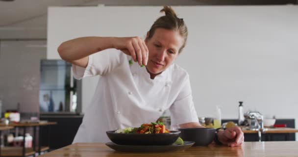 Chef Femenino Caucásico Preparando Plato Sonriendo Una Cocina Trabajo Una — Vídeos de Stock