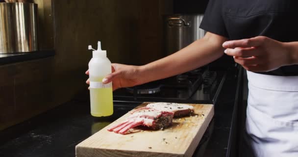 Míchaný Rasový Šéfkuchař Připravuje Jídlo Usmívá Práci Profesionální Kuchyni — Stock video