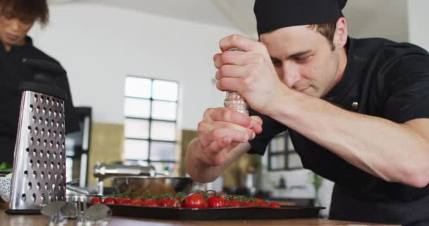 Diversi Gruppi Chef Che Lavorano Cucina Preparare Piatti Sorridere Lavoro — Video Stock