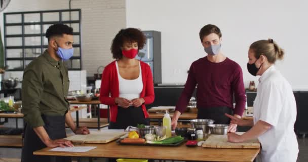 Biała Kucharka Uczy Różnych Grup Maskach Zdrowie Higiena Profesjonalnej Kuchni — Wideo stockowe