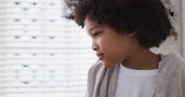 Karışık ırk kızı tuvalette dikiliyor. Coronavirus covid 19 salgını sırasında evde tek başına vakit geçirmek..