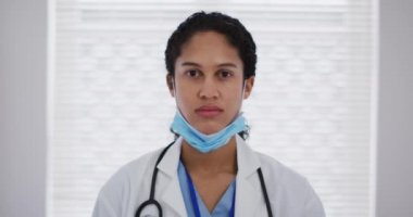 Kadın doktor portresi. Yüz maskesi takıyor.