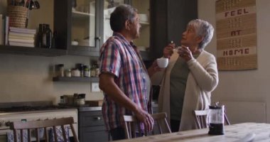 Mutfakta kahve içen son sınıf melez çift.