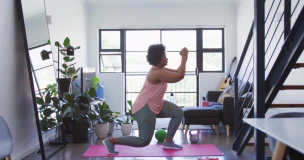 Africano americano feminino vlogger em pé no tapete de exercício trabalhando para fora — Vídeo de Stock