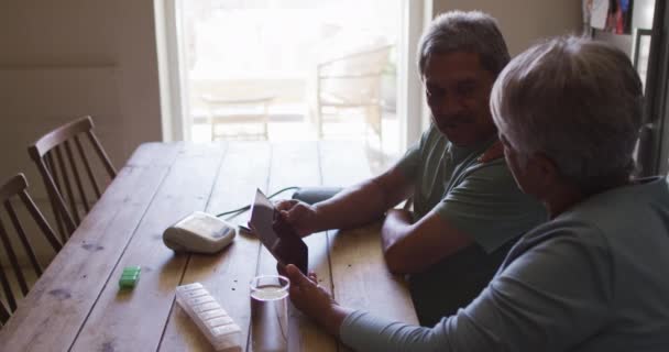 Son sınıf melez çift online tıbbi konsültasyon için tablet kullanıyor. — Stok video
