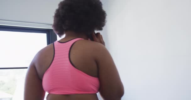 Afrykańska amerykanka vlogger leżące na macie ćwiczeń ćwiczy — Wideo stockowe