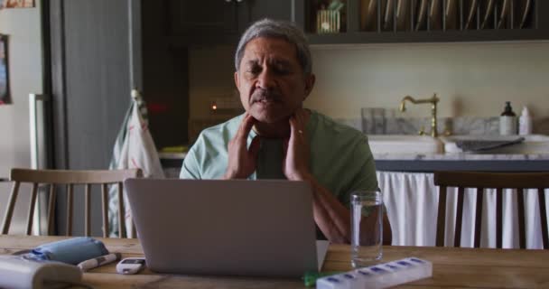 Senior ras campuran memiliki konsultasi medis online menggunakan laptop — Stok Video