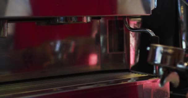 コーヒーマシンでコーヒーを作るアフリカ系アメリカ人男性バリスタの中央部 — ストック動画
