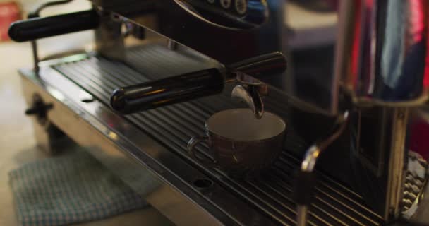 Middel av afrikansk amerikansk man barista gör kaffe i kaffemaskinen — Stockvideo