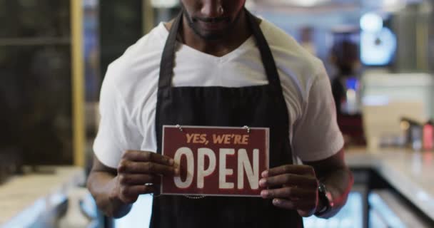 Afro-Amerikan baristanın portresi Kafe 'de açık tabelamız var — Stok video