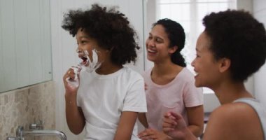 Karışık ırk anne ve kızı tuvalette eğleniyor.