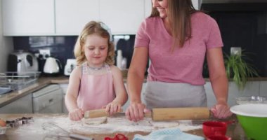 Kafkas anne ve kızı birlikte yemek yaparken eğleniyorlar.