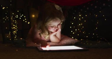 Beyaz kız dijital tablet kullanarak eğleniyor