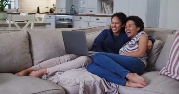 Cuplu Mixt Lesbiene Rasă Stând Canapea Îmbrățișând Folosind Laptop Auto — Videoclip de stoc