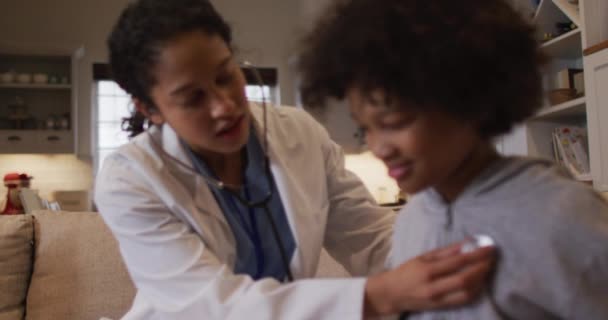Mixed Race Ärztin Untersucht Mixed Race Girl Hause Sitzt Auf — Stockvideo