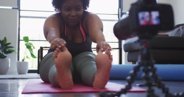 Africano americano hembra plus tamaño vlogger grabación un vídeo acerca de entrenamiento — Vídeos de Stock