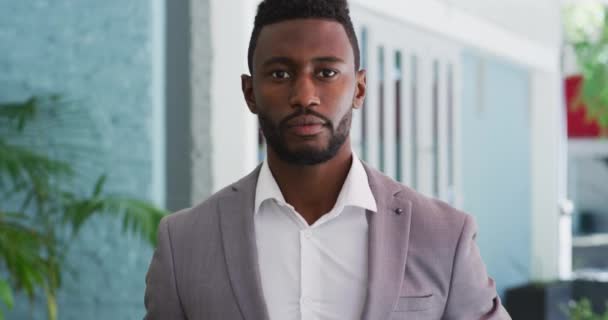 Portrait d'un homme d'affaires afro-américain souriant dans un café — Video