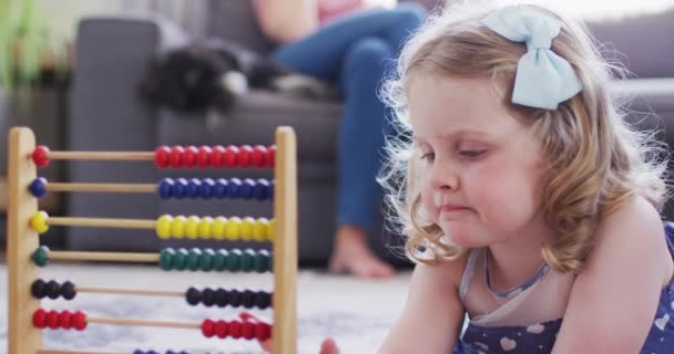 Kaukasische moeder en dochter hebben plezier met behulp van abacus — Stockvideo