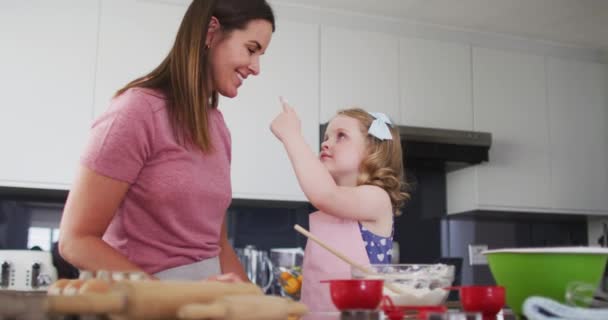 Καυκάσια μητέρα και κόρη διασκεδάζουν μαγειρεύοντας μαζί — Αρχείο Βίντεο