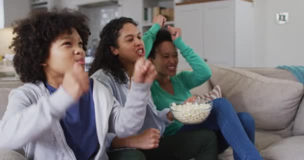 Vegyes Bőrű Leszbikus Pár Lánya Tévéznek Popcornt Esznek Önizoláció Minőségi — Stock videók