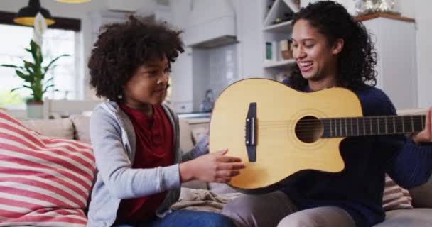 Mestiço Mãe Filha Sentados Sofá Tocando Guitarra Auto Isolamento Tempo — Vídeo de Stock