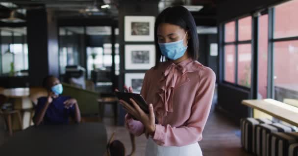 Mujer Asiática Que Usa Mascarilla Usando Tableta Digital Oficina Moderna — Vídeos de Stock