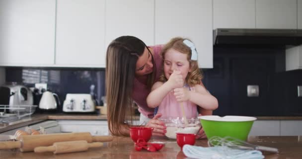 Kaukaska matka i córka mając zabawy gotowanie razem — Wideo stockowe