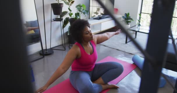 アフリカ系アメリカ人女性プラスサイズに座って運動マットワークアウト — ストック動画