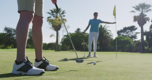 Dos mujeres caucásicas jugando al golf una disparando desde un búnker — Vídeos de Stock