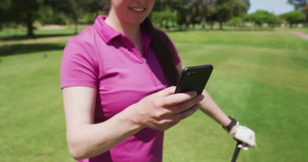 Mulher branca jogando golfe usando um smartphone — Vídeo de Stock