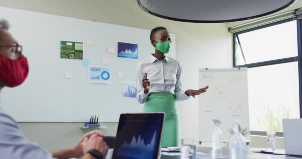Africká Američanka Obličejovou Maskou Prezentuje Své Kolegy Moderní Kanceláři Hygiena — Stock video