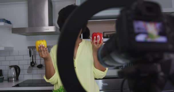 Africano americano hembra plus tamaño vlogger grabación un vídeo acerca de cocinar — Vídeos de Stock