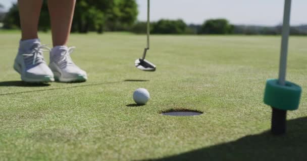 Caucásico mujer jugando al golf llegar a una pelota — Vídeos de Stock