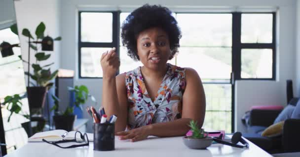 Africano americano feminino plus tamanho vlogger sentado usando laptop ter um bate-papo de vídeo — Vídeo de Stock