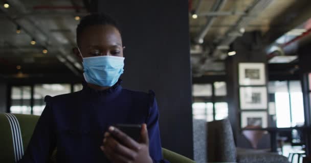 Африканська Американка Одягнена Маску Має Відеобесіду Смартфоні Сучасному Офісі Гігієна — стокове відео
