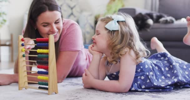 Kaukázusi anya és lánya szórakozás abacus használata — Stock videók