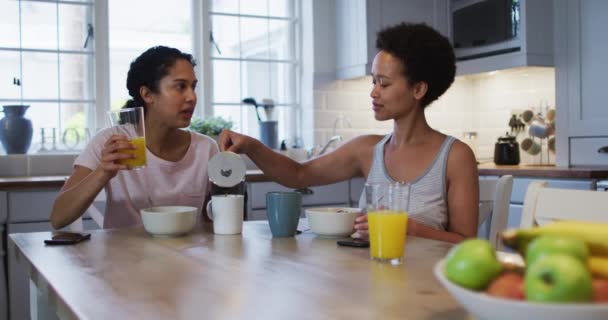 Pareja Lesbianas Raza Mixta Preparando Desayunando Cocina Autoaislamiento Calidad Familia — Vídeos de Stock