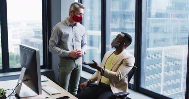 Diversos Colegas Oficina Masculinos Que Usan Máscaras Faciales Discutiendo Oficina — Vídeos de Stock