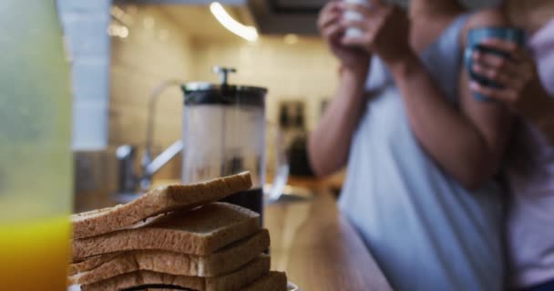 Gemengd Ras Lesbisch Paar Knuffelen Koffie Drinken Keuken Zelfisolatie Kwaliteit — Stockvideo