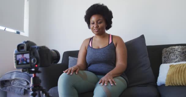 Africano americano hembra plus tamaño vlogger grabación un vídeo acerca de entrenamiento — Vídeos de Stock
