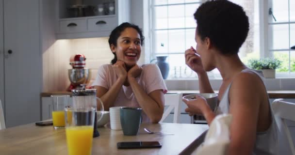 Pareja Lesbianas Raza Mixta Preparando Desayunando Cocina Autoaislamiento Calidad Familia — Vídeos de Stock