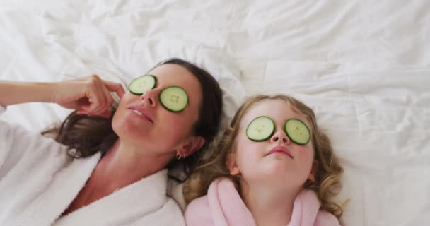 Caucásica madre e hija divirtiéndose en el dormitorio — Vídeos de Stock