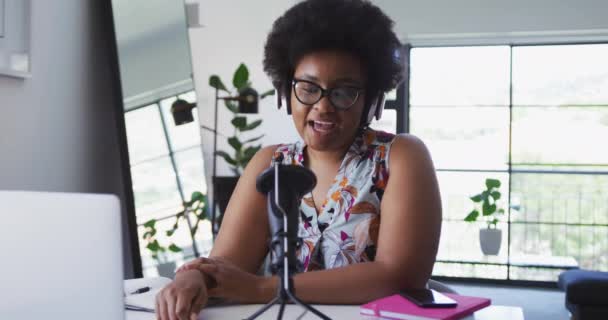 Afro-americana fêmea plus size vlogger sentado usando o computador tendo um bate-papo por vídeo — Vídeo de Stock
