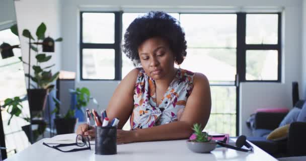 Afroamerykanka plus rozmiar vlogger siedzi za pomocą laptopa o wideo czat — Wideo stockowe