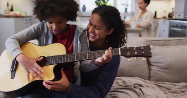 Raza Mixta Madre Hija Sentadas Sofá Tocando Guitarra Autoaislamiento Calidad — Vídeos de Stock