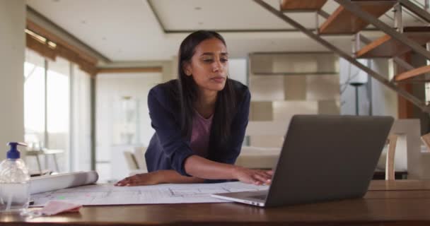 Mulher Raça Mista Por Mesa Casa Usando Laptop Olhando Através — Vídeo de Stock