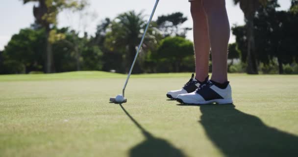 Kaukázusi Női Golfozó Akit Golfpályán Álló Bunkerből Lőttek Golf Sport — Stock videók