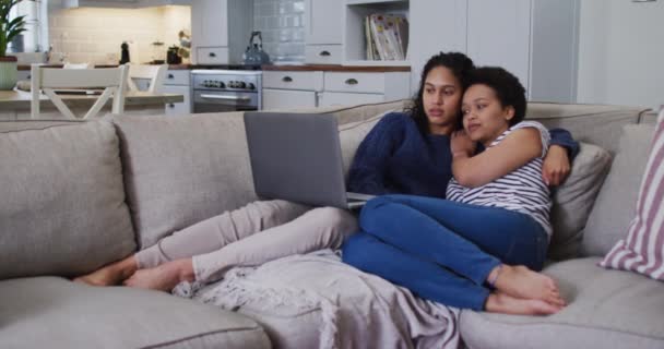 Cuplu Mixt Lesbiene Rasă Așezat Canapea Mbracing Folosind Laptop Auto — Videoclip de stoc