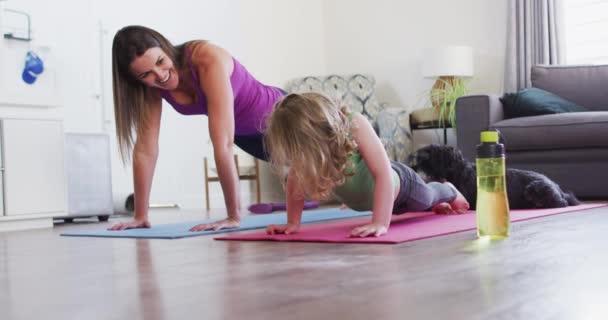 Vit Mamma Och Dotter Utövar Yoga Vardagsrummet Njuta Kvalitetstid Hemma — Stockvideo